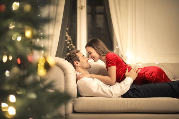 encantadora-pareja-celebrando-nochevieja-juntos-casa_142605-1127